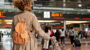 estudarfora - fk partners Imagem mostra mulher com uma mala de viagem indo para um intercambio