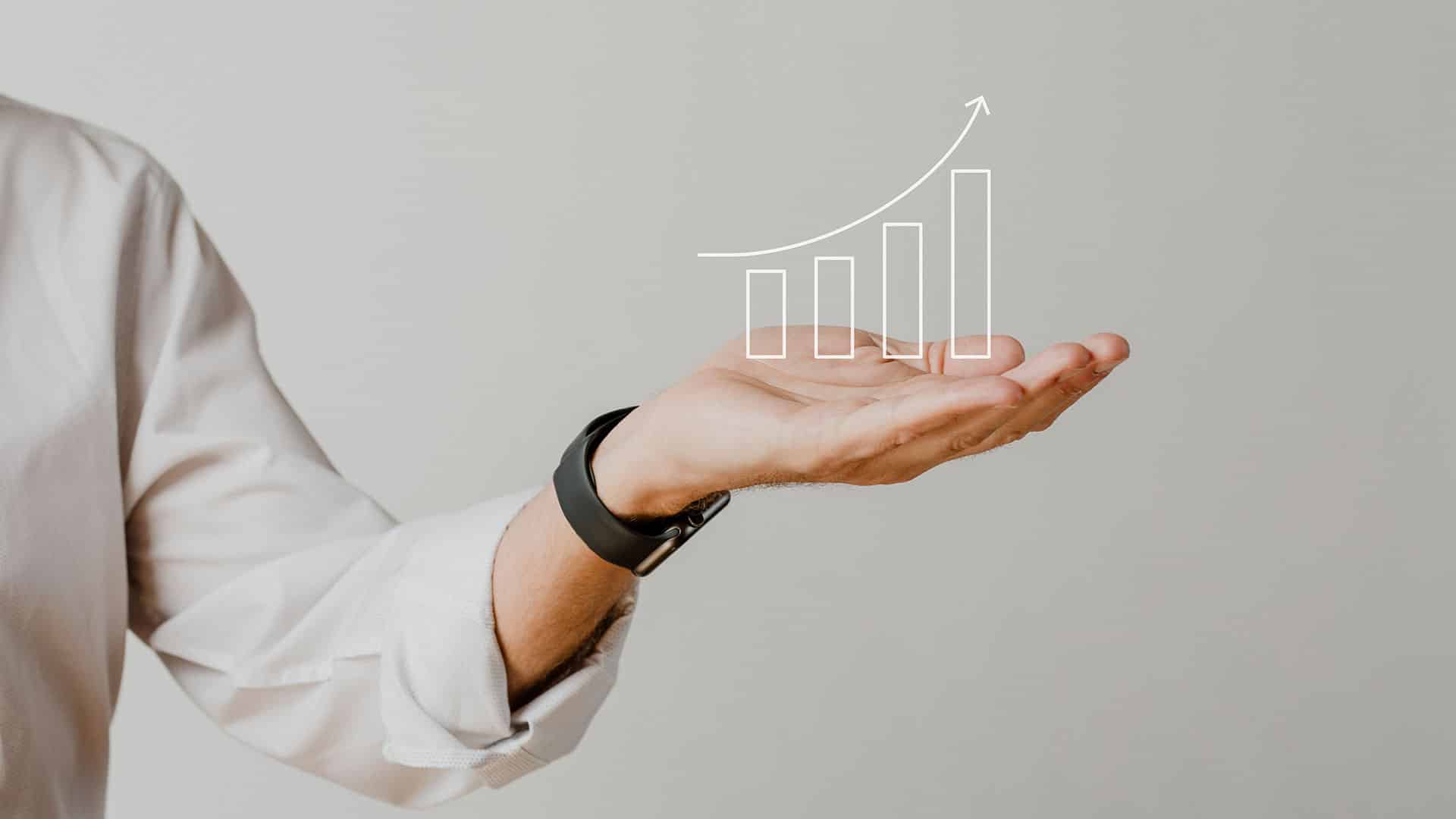 Mão de um homem ilustrando um infográfico de investimento de forma crescente