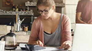 7-profissões-que-usam-modelagem_img1 - fk partners Imagem mostra uma mulher fazendo analises de suas finanças