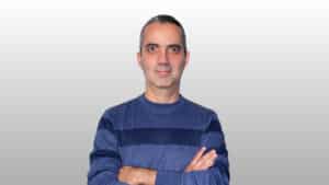 Raphael Palone, professor da FK Partners, de braços cruzados