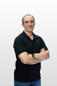 Valter Police, professor da FK Partners, de braços cruzados
