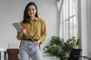 Profissional segurando tablet em ambiente de escritório